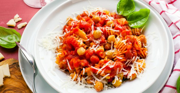 Pasta con Tomates y Garbanzos