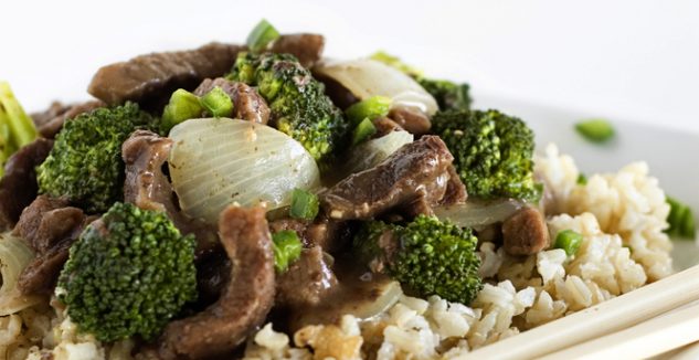 Carne, arroz integral y sofrito de brócoli